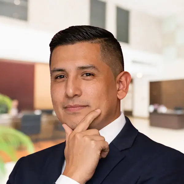 Giancarlo Montes de Oca, consultor inmobiliario especializado en inversiones y marketing digital en Arequipa.