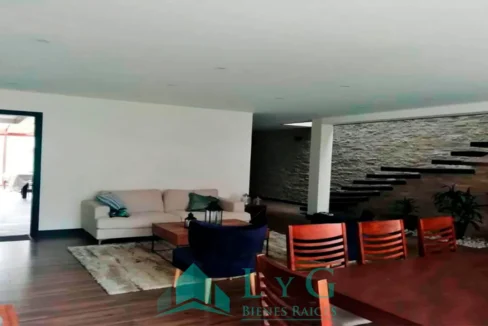 Hermosa Casa en Alquiler en Cerro Colorado, Arequipa - Espacios Amplios y Diseño Elegante