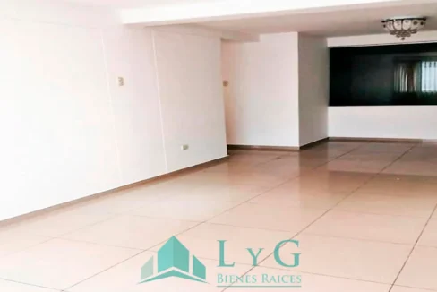 Hermoso departamento en alquiler en Cerro Colorado, ubicado en el quinto piso de un condominio con ascensor.