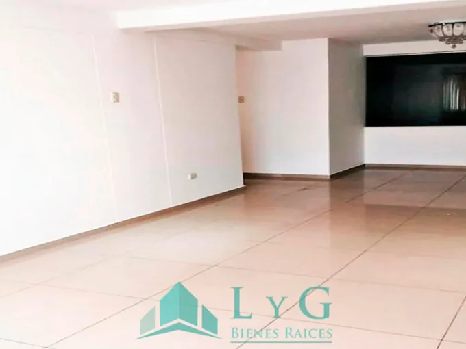 Hermoso departamento en alquiler en Cerro Colorado, ubicado en el quinto piso de un condominio con ascensor.