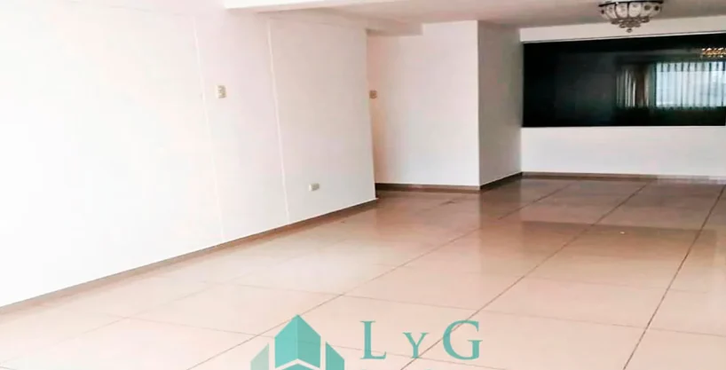 Hermoso departamento en alquiler en Cerro Colorado, ubicado en el quinto piso de un condominio con ascensor.